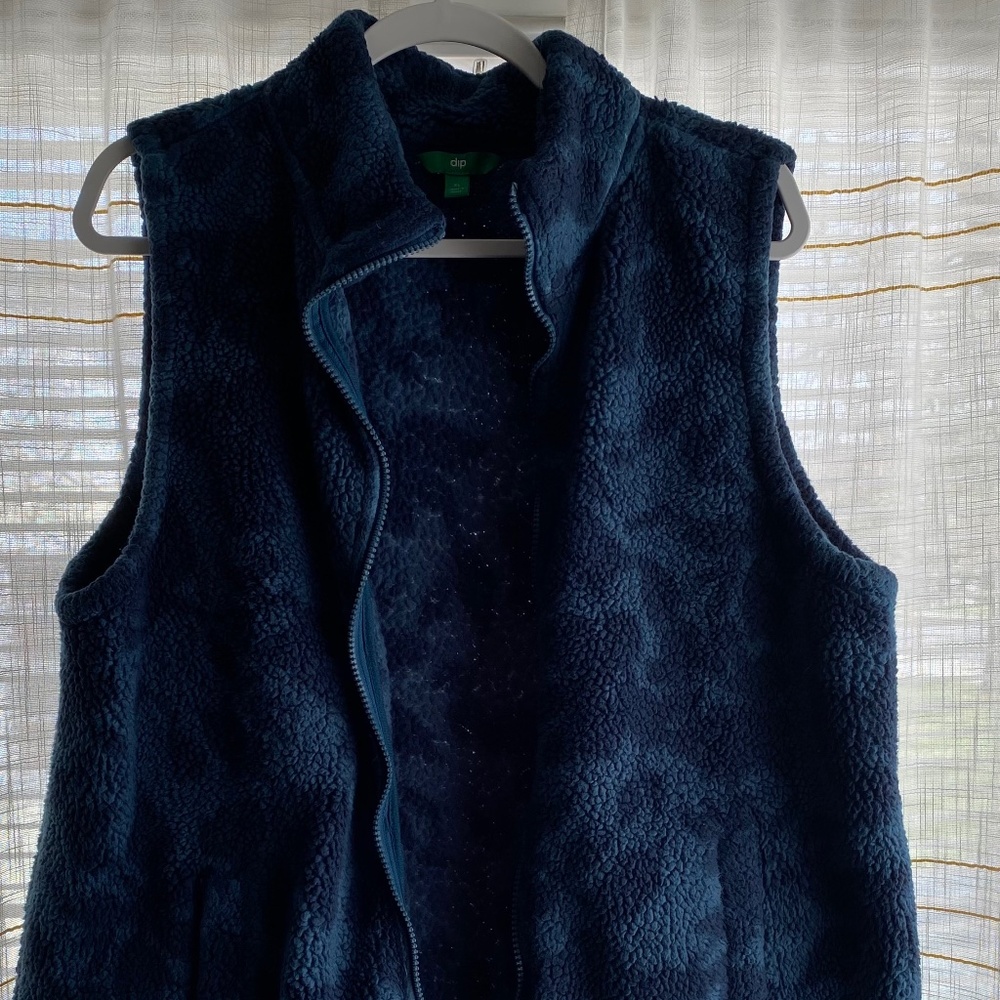 Sleeveless jacket